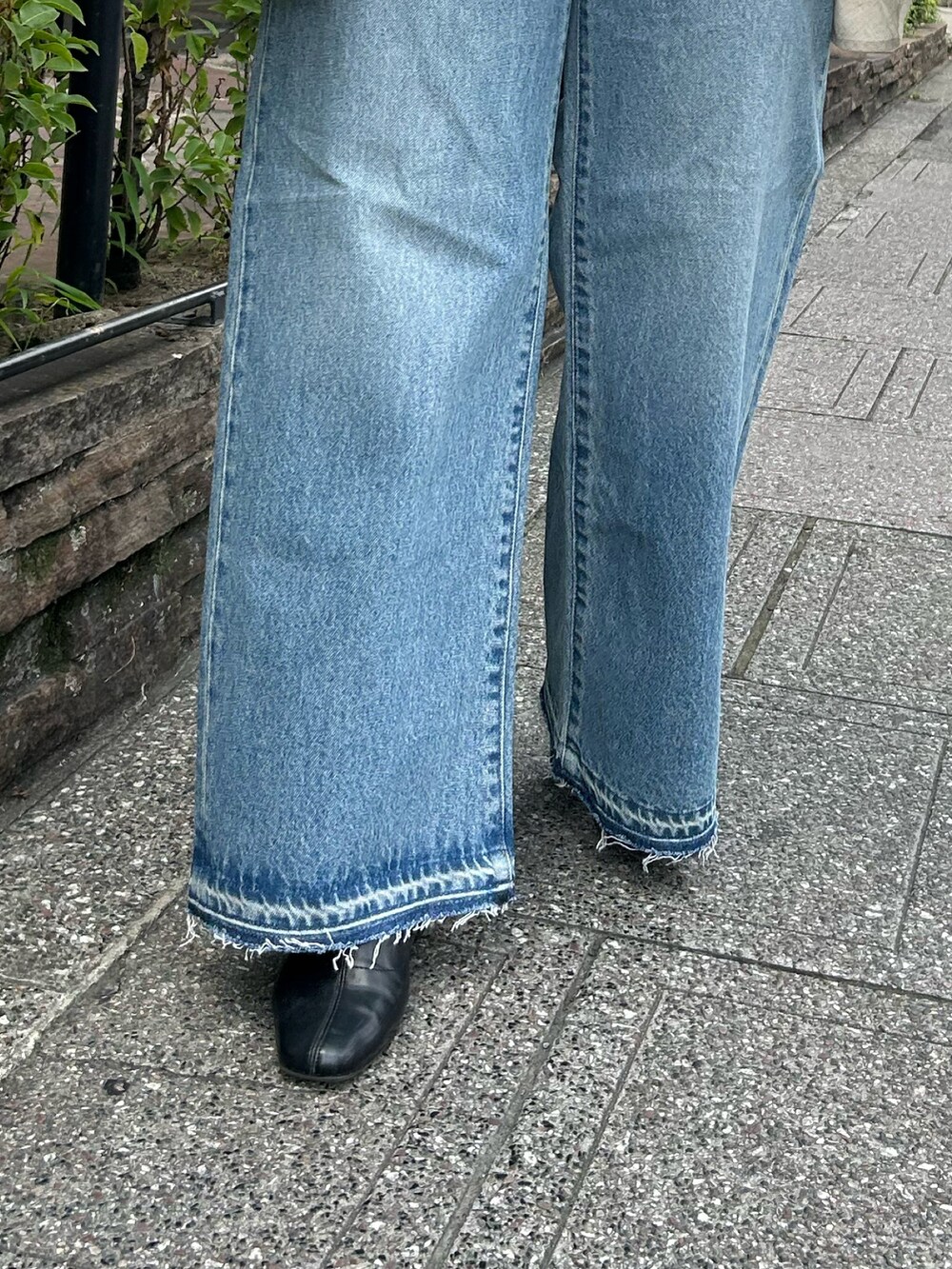 ホワイト系のシャツ/ブラウス、ブルー系のデニムパンツを着用したレディースの夏コーディネートの4枚目の写真