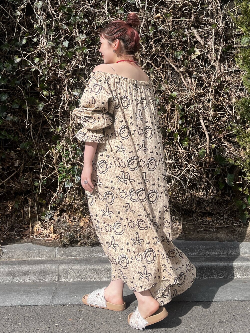 その他のワンピース、ホワイト系のサンダル、レッド系のネックレスを着用したレディースの冬コーディネートの3枚目の写真