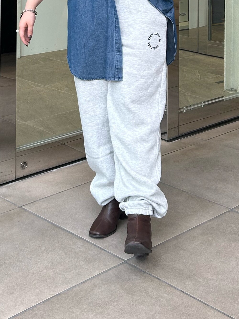 その他のシャツ/ブラウス、グレー系のスウェットパンツ、レッド系のハンドバッグを着用したレディースの秋コーディネートの5枚目の写真