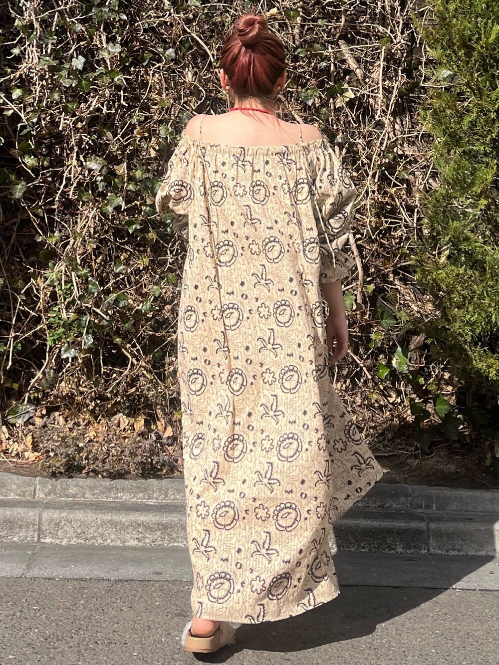 その他のワンピース、ホワイト系のサンダル、レッド系のネックレスを着用したレディースの冬コーディネートの6枚目の写真