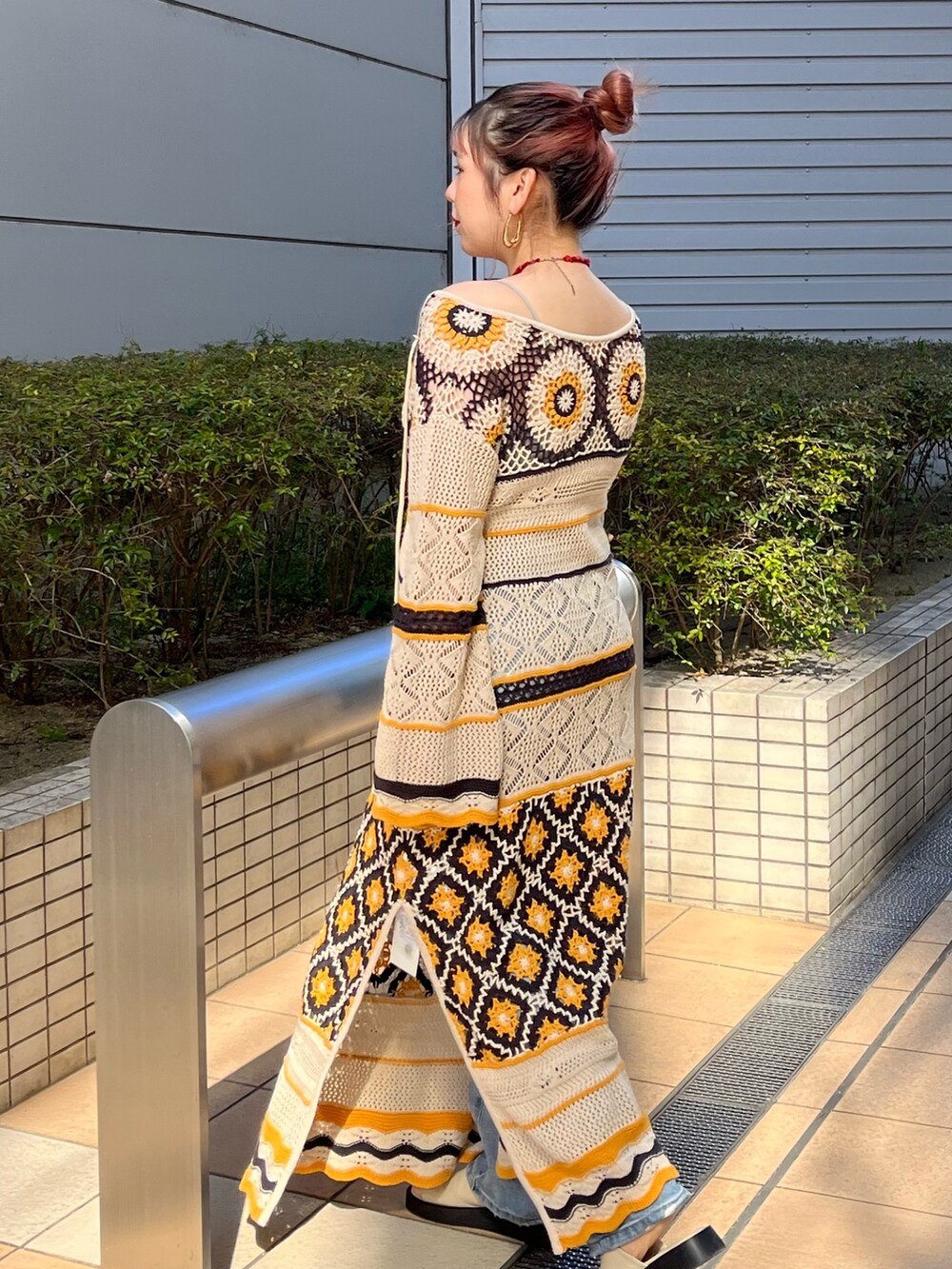 その他のワンピース、レッド系のネックレスを着用したレディースの春コーディネートの6枚目の写真