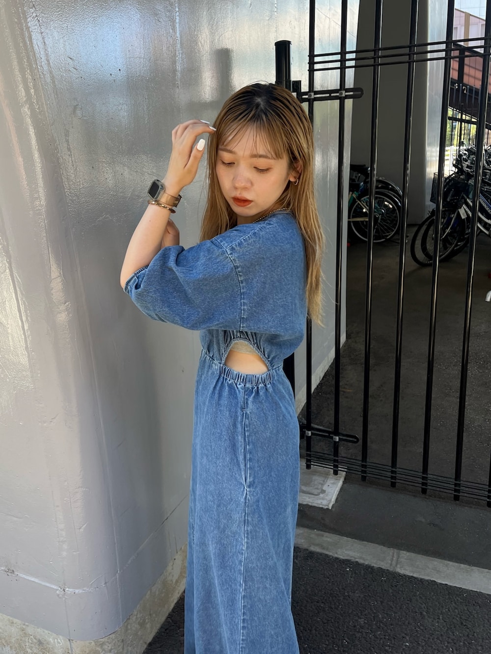 ブルー系のワンピース、ゴールド系のネックレスを着用したレディースの夏コーディネートの9枚目の写真