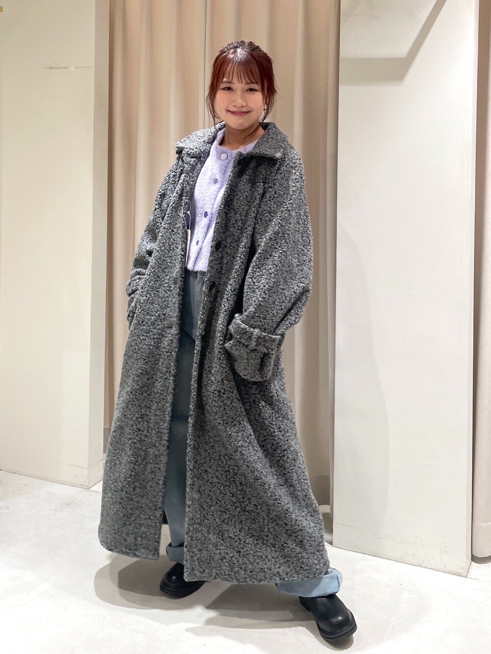 「骨格ウェーブ、ブルべ夏、低身長、低身長女子、低身長コーデ、コート、ロングコート、ブーツ、デニム、カーディガン、冬コーデ、ニット、休日スタイル、きれいめカジュアル、大人女子」｜「FREE'S MARTの◆2WAYブークレステンカラーロングコート（ステンカラーコート、グレー系）」を使った、harunaさん（レディース・149cm）の冬コーディネートの4枚目の写真