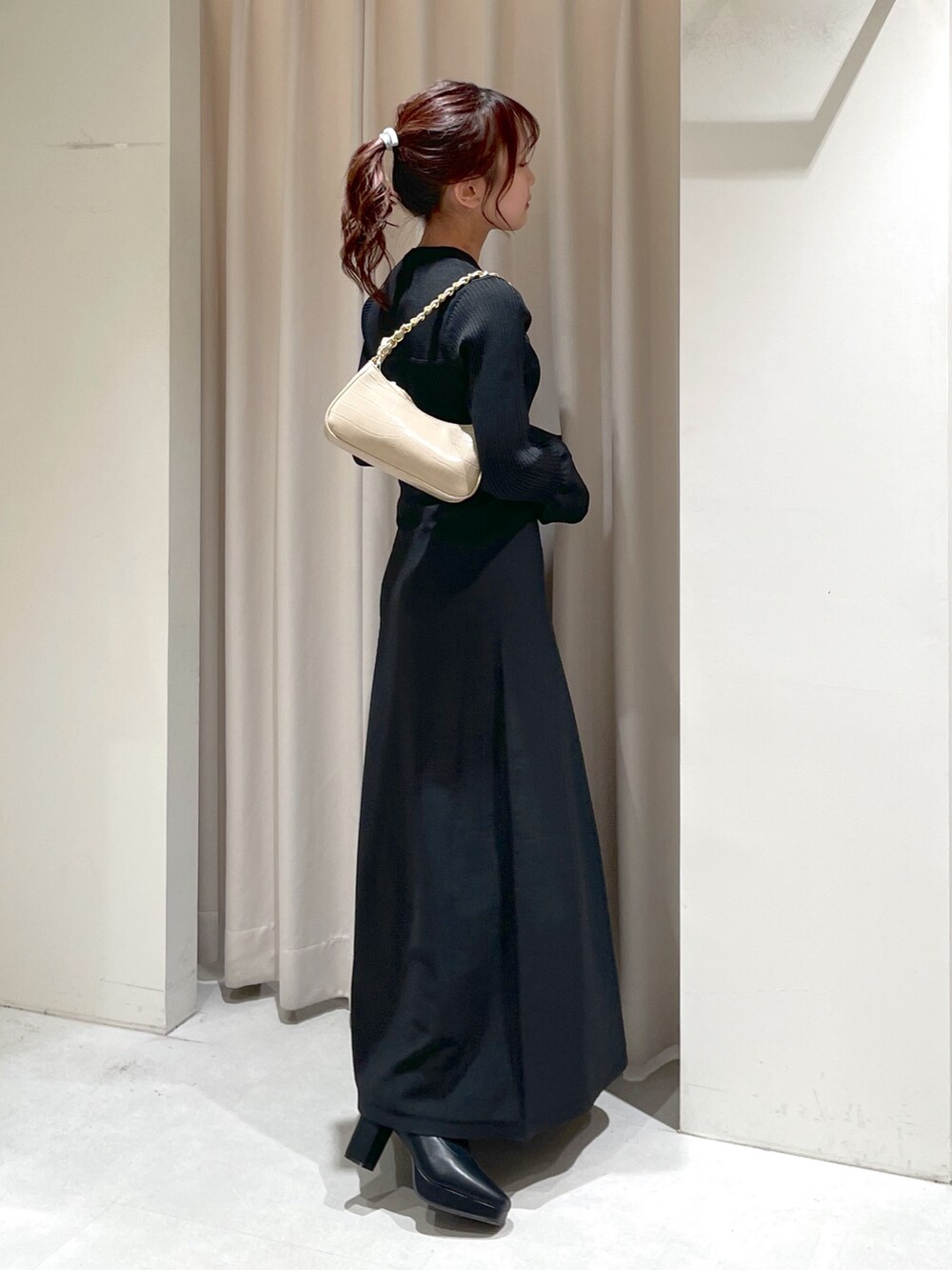 「骨格ウェーブ、ブルべ夏、低身長、低身長コーデ、低身長女子、ワンピース、ニットワンピース、ブーツ、ハロウィン、お出かけコーデ、デートコーデ、モノトーン、シンプルスタイル、オトナカワイイ、オトナ女子」｜「FREE'S MARTの◆ベアトップ風フレアワンピース（ワンピース、ブラック系）」を使った、harunaさん（レディース・149cm）の秋コーディネートの5枚目の写真