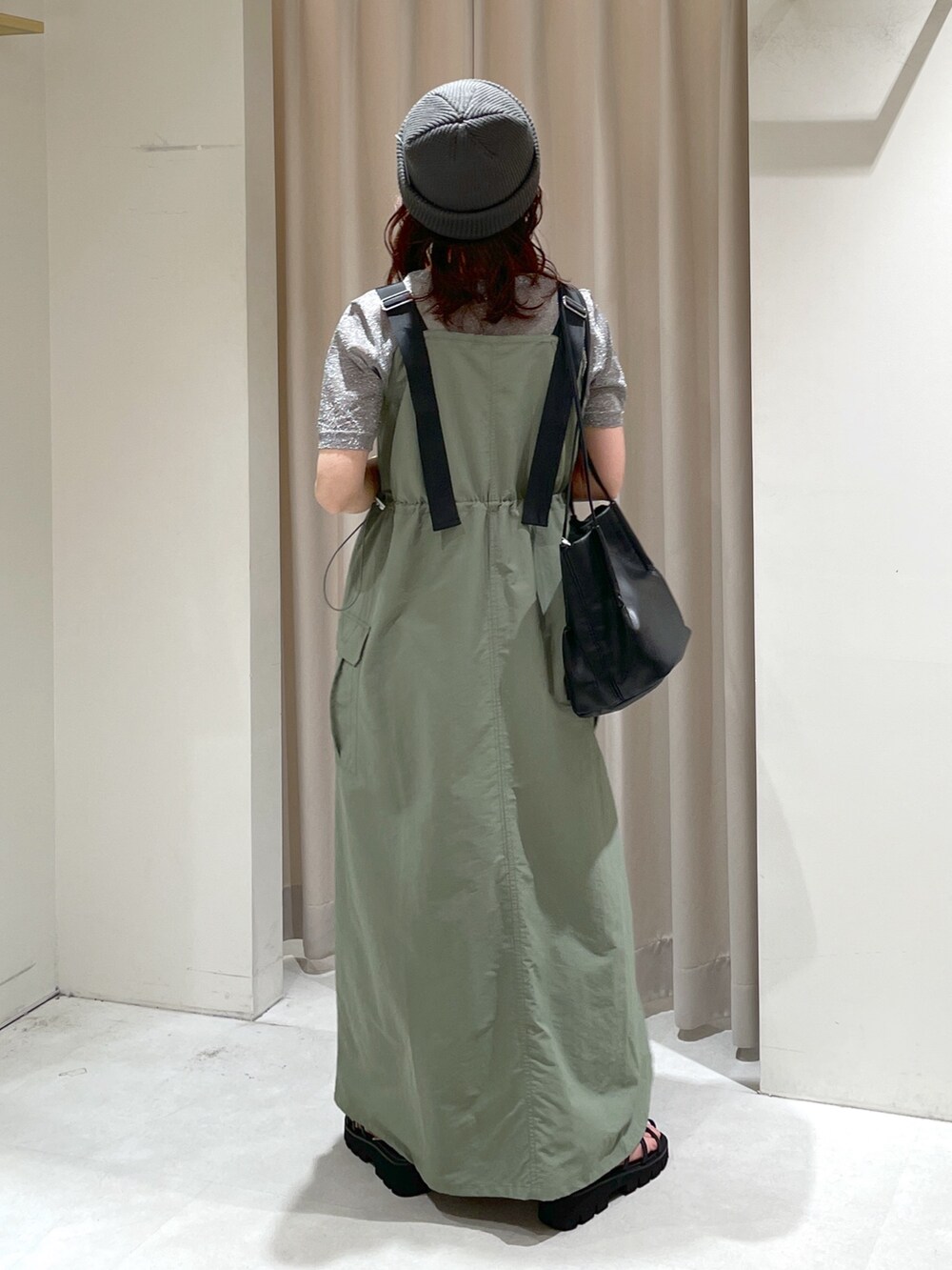 「骨格ウェーブ、ブルベ夏、低身長、低身長コーデ、低身長女子、サンダル、シアートップス、ジャンスカ、アウトドアスタイル、休日スタイル、夏服、楽チンコーデ、リラックススタイル、大人カジュアルコーデ、ゆるコーデ」｜「FREE'S MARTの◆ウエストドロストナイロンジャンパースカート（ワンピース、グリーン系）」を使った、harunaさん（レディース・149cm）の夏コーディネートの4枚目の写真