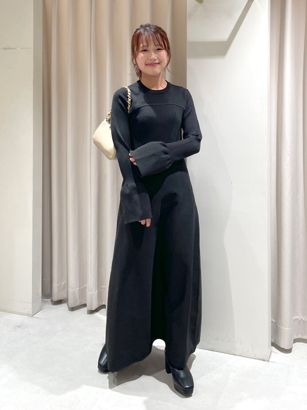「骨格ウェーブ、ブルべ夏、低身長、低身長コーデ、低身長女子、ワンピース、ニットワンピース、ブーツ、ハロウィン、お出かけコーデ、デートコーデ、モノトーン、シンプルスタイル、オトナカワイイ、オトナ女子」｜「FREE'S MARTの◆ベアトップ風フレアワンピース（ワンピース、ブラック系）」を使った、harunaさん（レディース・149cm）の秋コーディネートの2枚目の写真