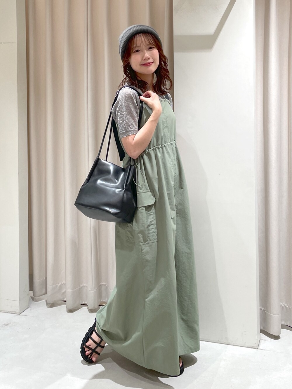 「骨格ウェーブ、ブルベ夏、低身長、低身長コーデ、低身長女子、サンダル、シアートップス、ジャンスカ、アウトドアスタイル、休日スタイル、夏服、楽チンコーデ、リラックススタイル、大人カジュアルコーデ、ゆるコーデ」｜「FREE'S MARTの◆ウエストドロストナイロンジャンパースカート（ワンピース、グリーン系）」を使った、harunaさん（レディース・149cm）の夏コーディネートの2枚目の写真