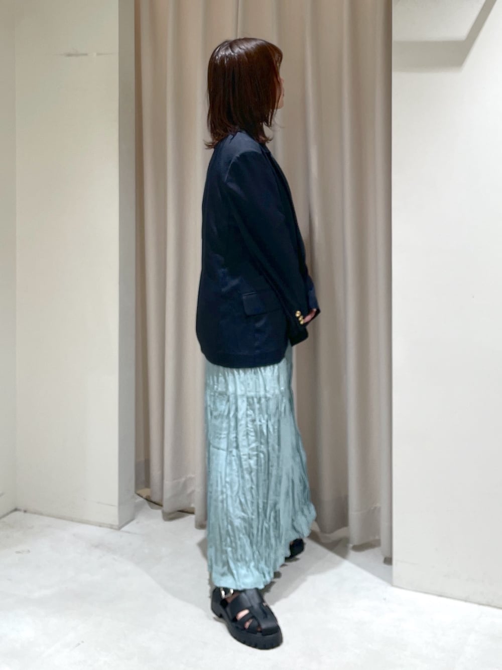 「骨格ウェーブ、ブルベ夏、低身長女子、低身長コーデ、低身長、ジャケット、紺ブレ、ワンピース、ワンピーススタイル、ラクチンコーデ、シンプルスタイル、大人女子、大人可愛い、夏服コーデ、キレイめコーデ」｜「FREE'S MARTの◆ワッシャーティアードノースリーブワンピース（ワンピース、グリーン系）」を使った、harunaさん（レディース・149cm）の夏コーディネートの4枚目の写真