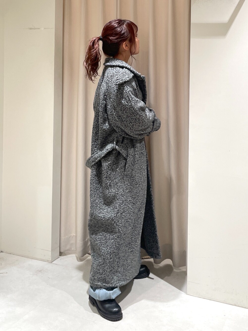 「骨格ウェーブ、ブルべ夏、低身長、低身長女子、低身長コーデ、コート、ロングコート、ブーツ、デニム、カーディガン、冬コーデ、ニット、休日スタイル、きれいめカジュアル、大人女子」｜「FREE'S MARTの◆2WAYブークレステンカラーロングコート（ステンカラーコート、グレー系）」を使った、harunaさん（レディース・149cm）の冬コーディネートの5枚目の写真