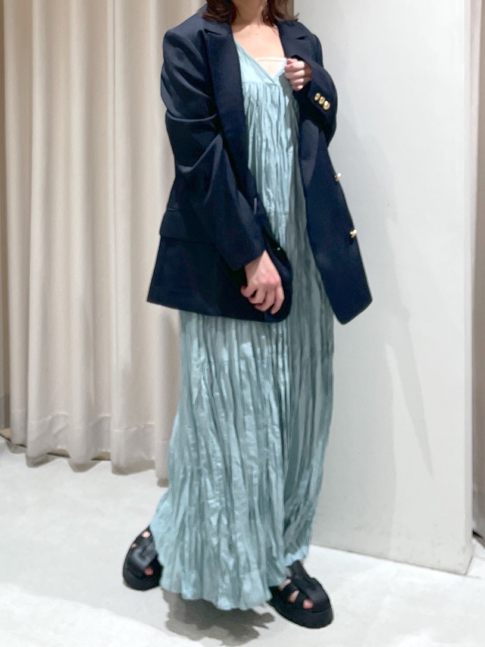 「骨格ウェーブ、ブルベ夏、低身長女子、低身長コーデ、低身長、ジャケット、紺ブレ、ワンピース、ワンピーススタイル、ラクチンコーデ、シンプルスタイル、大人女子、大人可愛い、夏服コーデ、キレイめコーデ」｜「FREE'S MARTの◆ワッシャーティアードノースリーブワンピース（ワンピース、グリーン系）」を使った、harunaさん（レディース・149cm）の夏コーディネートの2枚目の写真