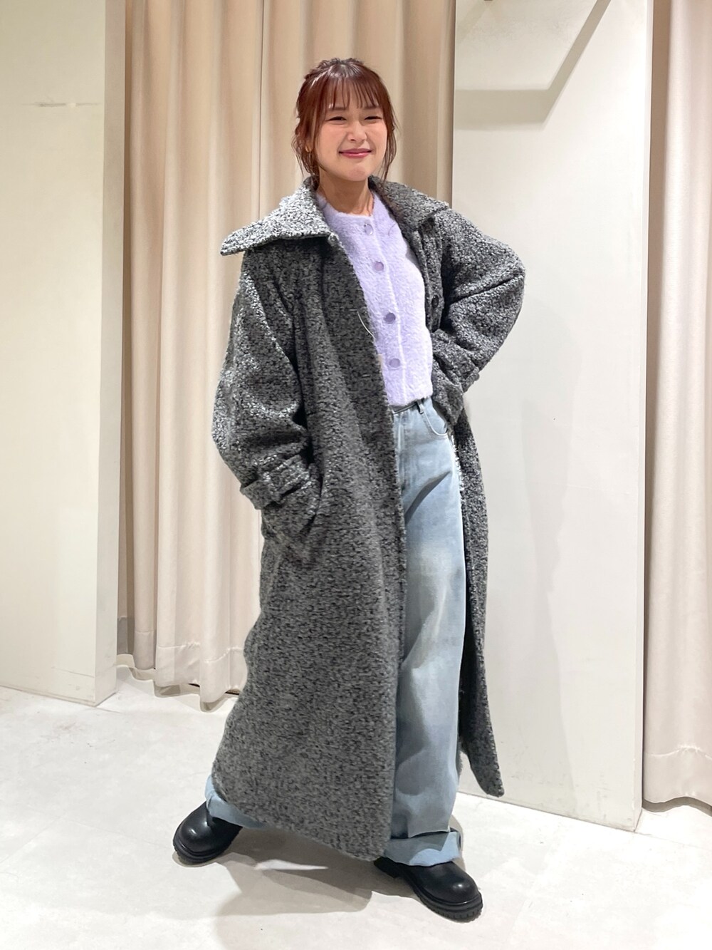 「骨格ウェーブ、ブルべ夏、低身長、低身長女子、低身長コーデ、コート、ロングコート、ブーツ、デニム、カーディガン、冬コーデ、ニット、休日スタイル、きれいめカジュアル、大人女子」｜「FREE'S MARTの◆2WAYブークレステンカラーロングコート（ステンカラーコート、グレー系）」を使った、harunaさん（レディース・149cm）の冬コーディネートの3枚目の写真