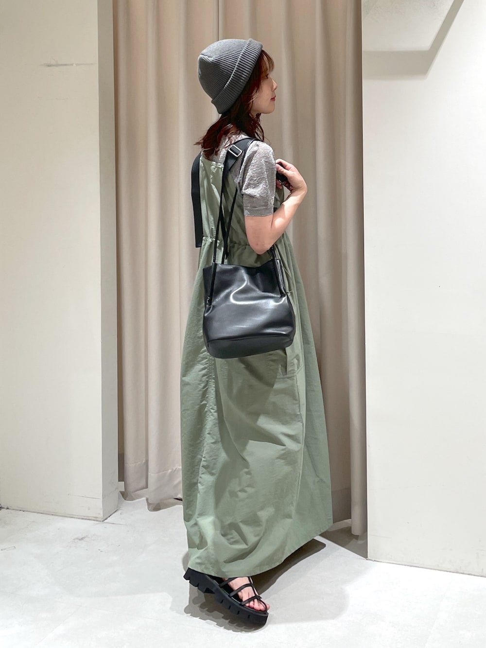 「骨格ウェーブ、ブルベ夏、低身長、低身長コーデ、低身長女子、サンダル、シアートップス、ジャンスカ、アウトドアスタイル、休日スタイル、夏服、楽チンコーデ、リラックススタイル、大人カジュアルコーデ、ゆるコーデ」｜「FREE'S MARTの◆ウエストドロストナイロンジャンパースカート（ワンピース、グリーン系）」を使った、harunaさん（レディース・149cm）の夏コーディネートの3枚目の写真