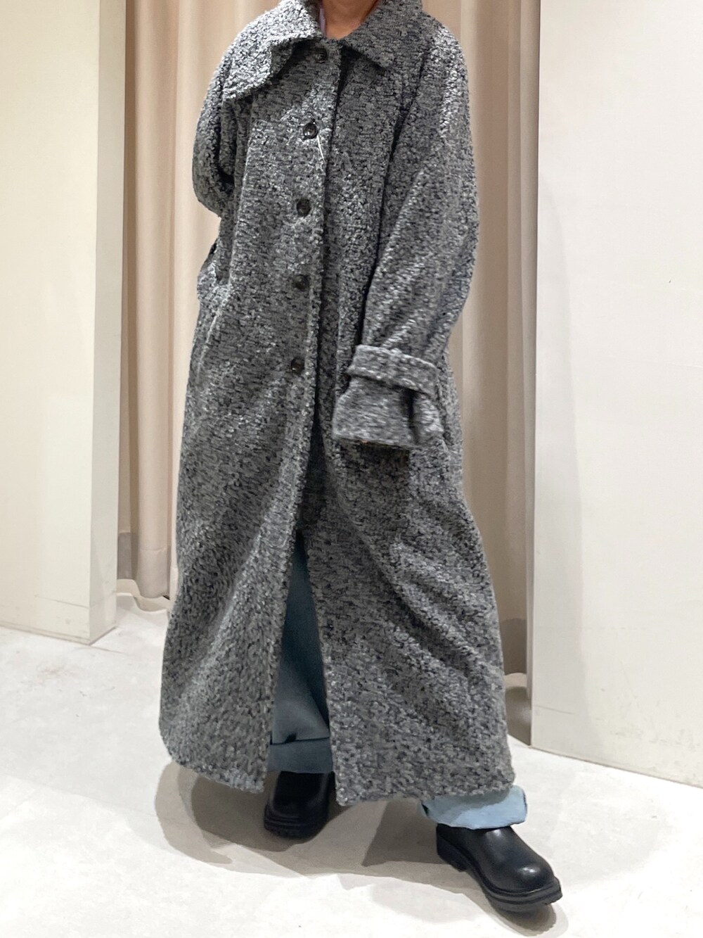 「骨格ウェーブ、ブルべ夏、低身長、低身長女子、低身長コーデ、コート、ロングコート、ブーツ、デニム、カーディガン、冬コーデ、ニット、休日スタイル、きれいめカジュアル、大人女子」｜「FREE'S MARTの◆2WAYブークレステンカラーロングコート（ステンカラーコート、グレー系）」を使った、harunaさん（レディース・149cm）の冬コーディネートの2枚目の写真