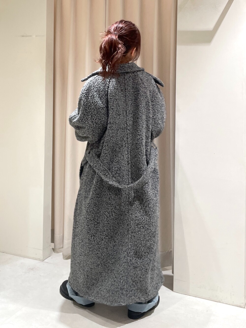 「骨格ウェーブ、ブルべ夏、低身長、低身長女子、低身長コーデ、コート、ロングコート、ブーツ、デニム、カーディガン、冬コーデ、ニット、休日スタイル、きれいめカジュアル、大人女子」｜「FREE'S MARTの◆2WAYブークレステンカラーロングコート（ステンカラーコート、グレー系）」を使った、harunaさん（レディース・149cm）の冬コーディネートの6枚目の写真