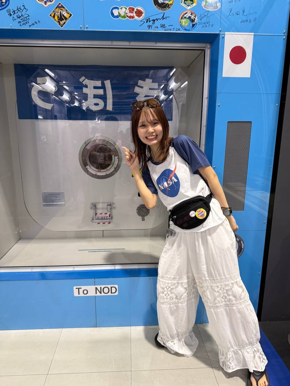 ブラック系のボディバッグ/ウエストポーチ、ホワイト系のその他パンツ、ブルー系のTシャツ/カットソーを着用したレディースの夏コーディネートの6枚目の写真