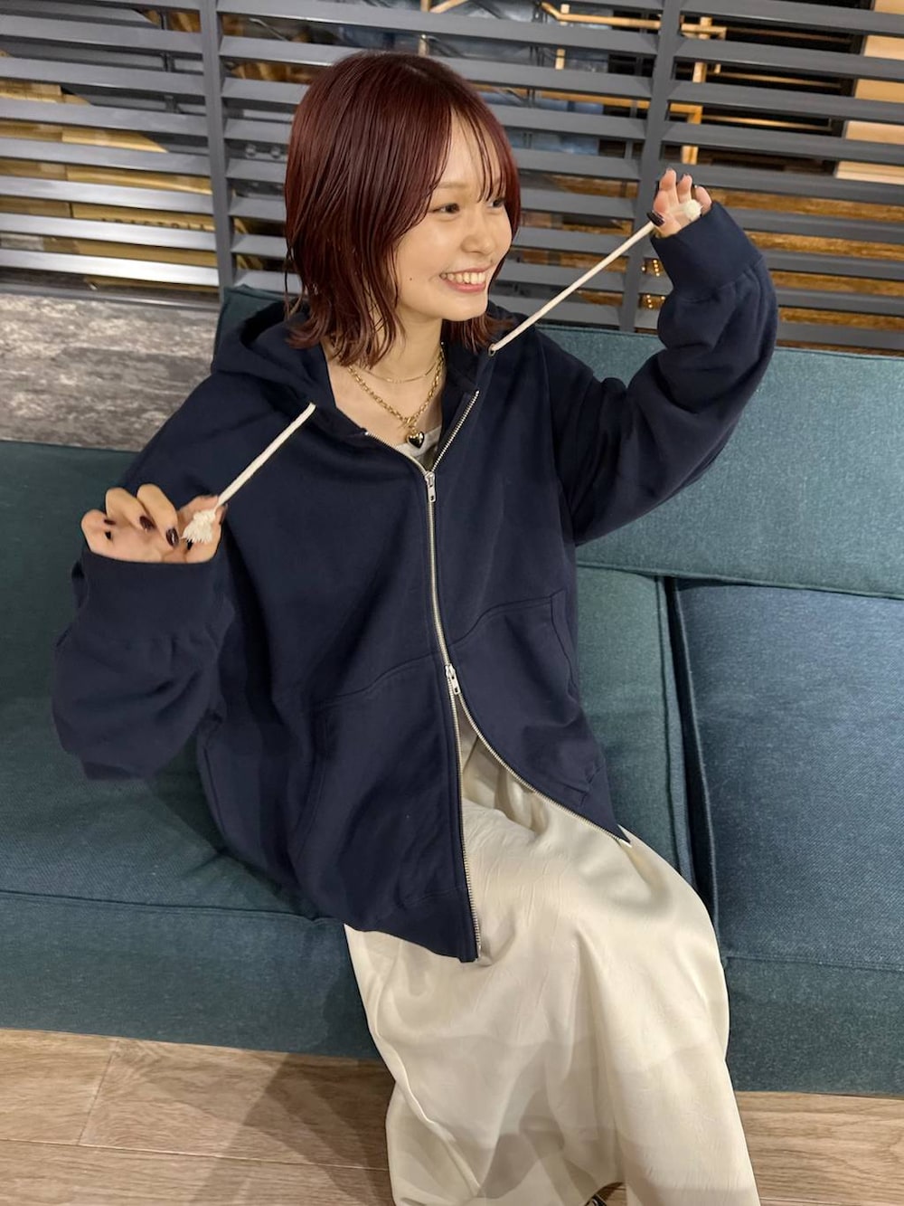 ホワイト系のスカートを着用したレディースの冬コーディネートの5枚目の写真