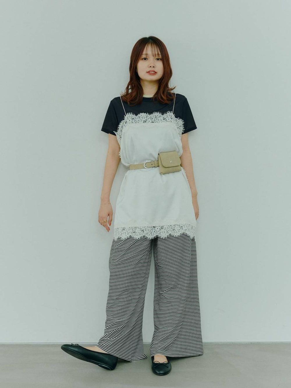 ブラック系のバレエシューズ、ホワイト系のキャミソール、ブルー系のTシャツ/カットソーを着用したレディースの夏コーディネートの2枚目の写真