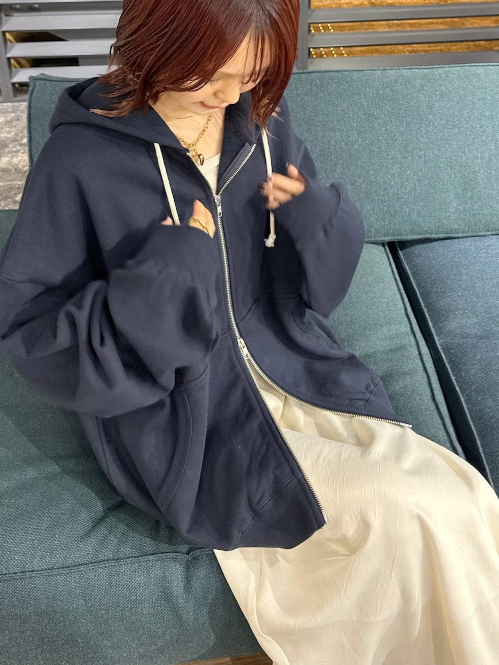 ホワイト系のスカートを着用したレディースの冬コーディネートの4枚目の写真