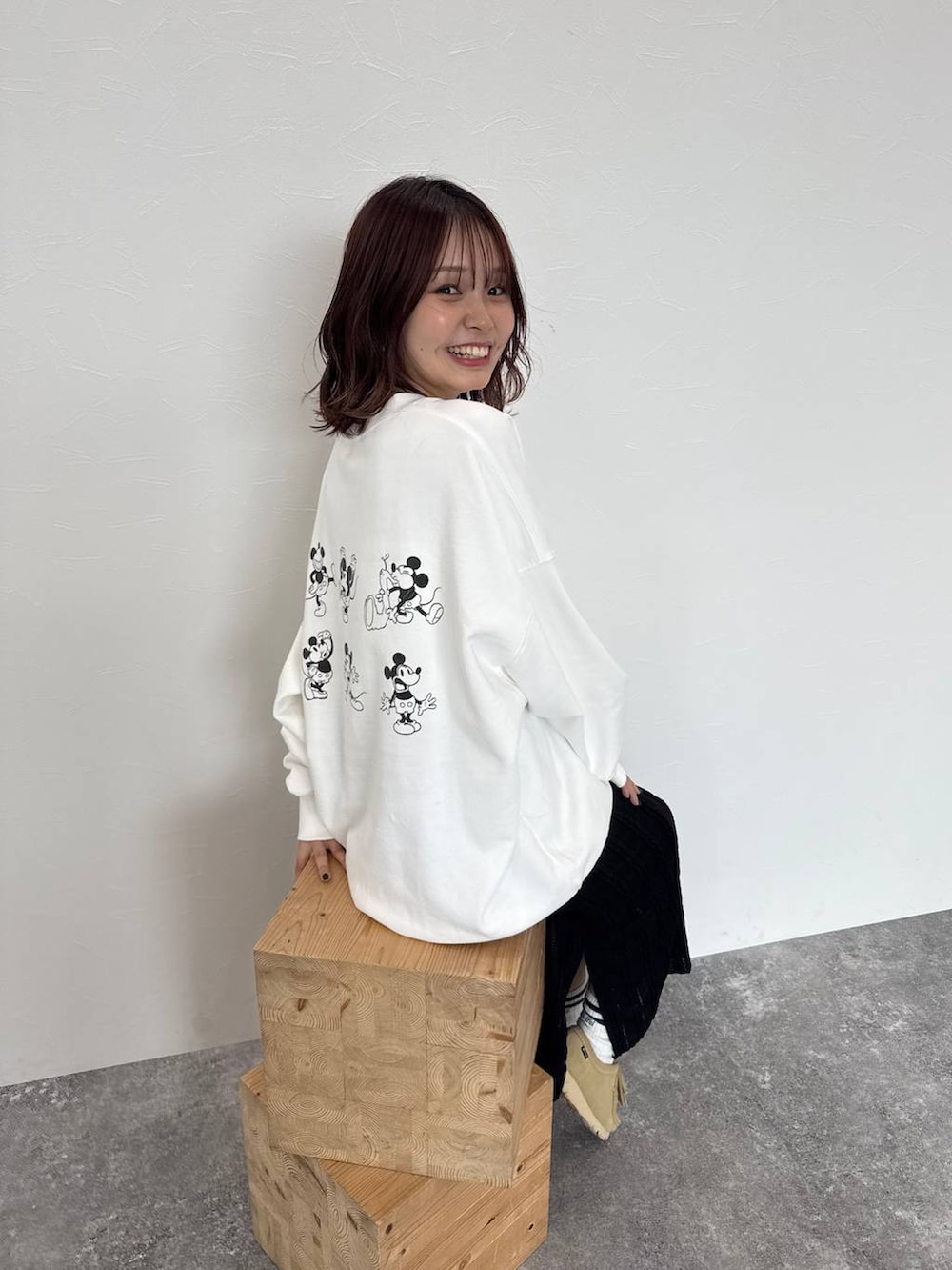 ブラック系のスカート、ホワイト系のスカート、ブラウン系のボディバッグ/ウエストポーチを着用したレディースの冬コーディネートの7枚目の写真