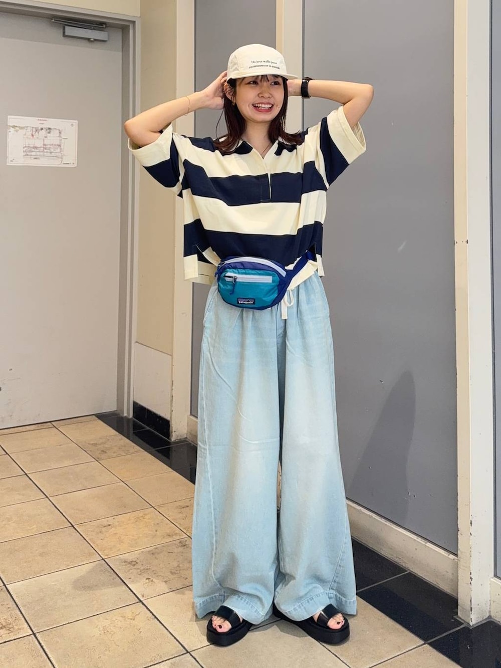 ブラック系のサンダル、ブルー系のデニムパンツ、ブルー系のTシャツ/カットソーを着用したレディースの夏コーディネートの7枚目の写真