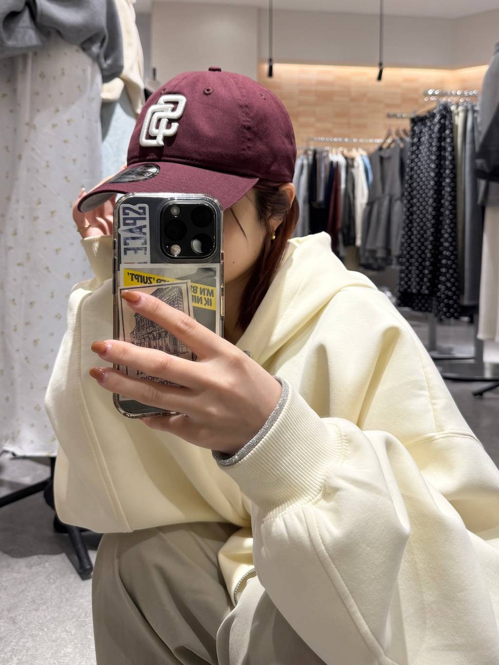 イエロー系のパーカー、ベージュ系のその他パンツ、ホワイト系のTシャツ/カットソーを着用したレディースの冬コーディネートの5枚目の写真