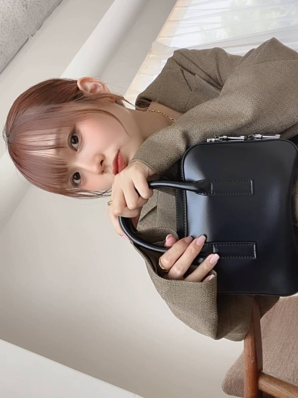ブラウン系のテーラードジャケット、ブラウン系のスラックス、ブラック系のTシャツ/カットソーを着用したレディースの夏コーディネートの2枚目の写真