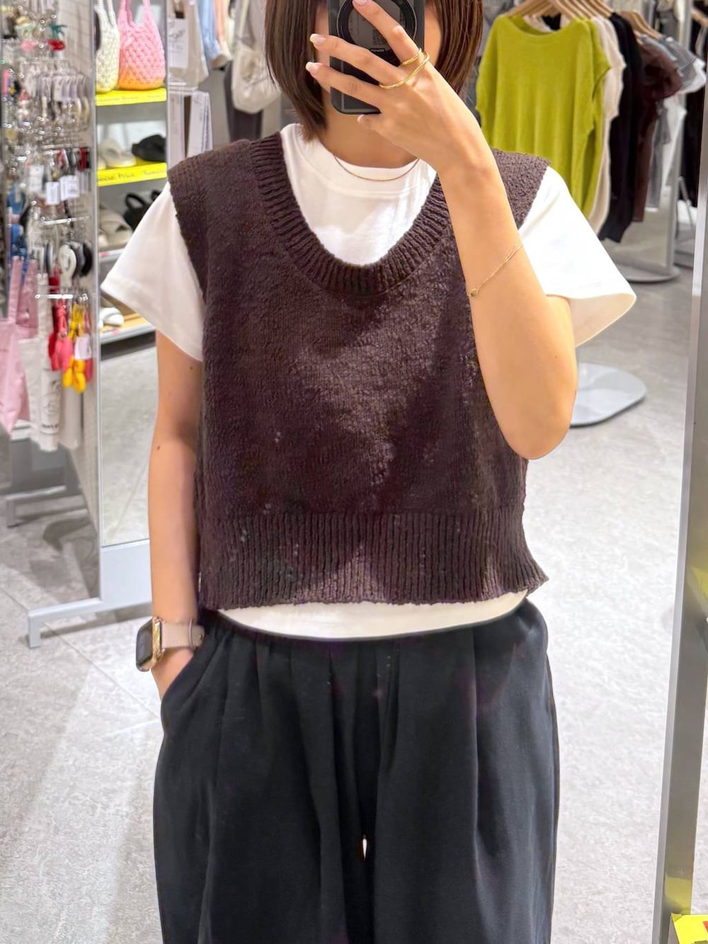 「女子会、ローリーズスタイル_LOWRYS FARM、カジュアル、LOWRYS FARM」｜「LOWRYS FARMのフライスチビＴシャツＳＳ 111954（Tシャツ/カットソー、ホワイト系）」を使った、なつきさん（レディース・157cm）の夏コーディネートの3枚目の写真