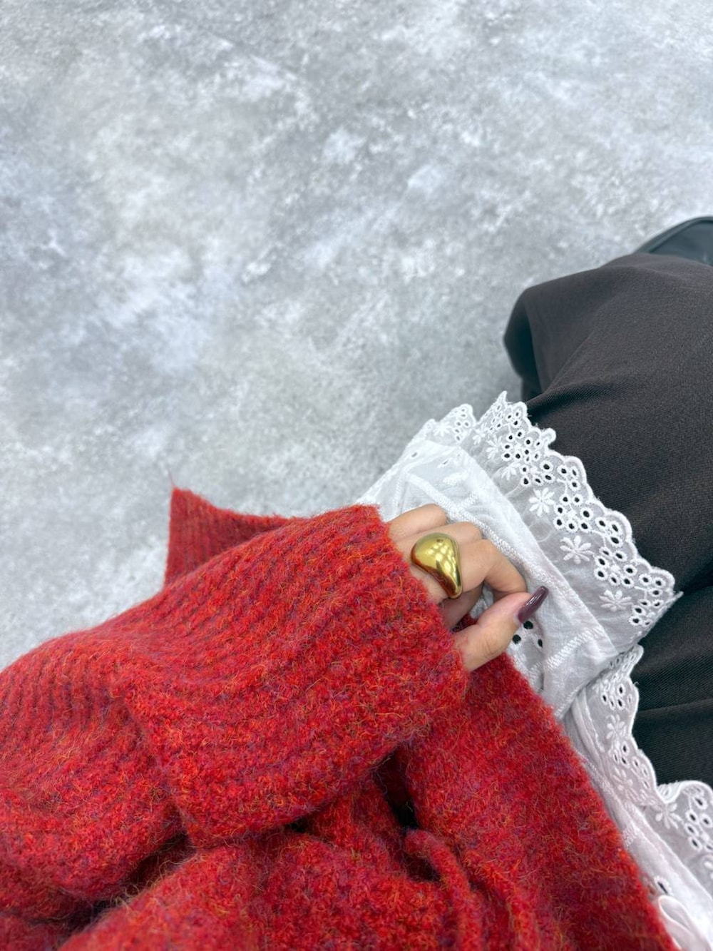 ブラウン系のその他パンツ、ブラック系のローファー、ホワイト系のスカートを着用したレディースの秋コーディネートの8枚目の写真