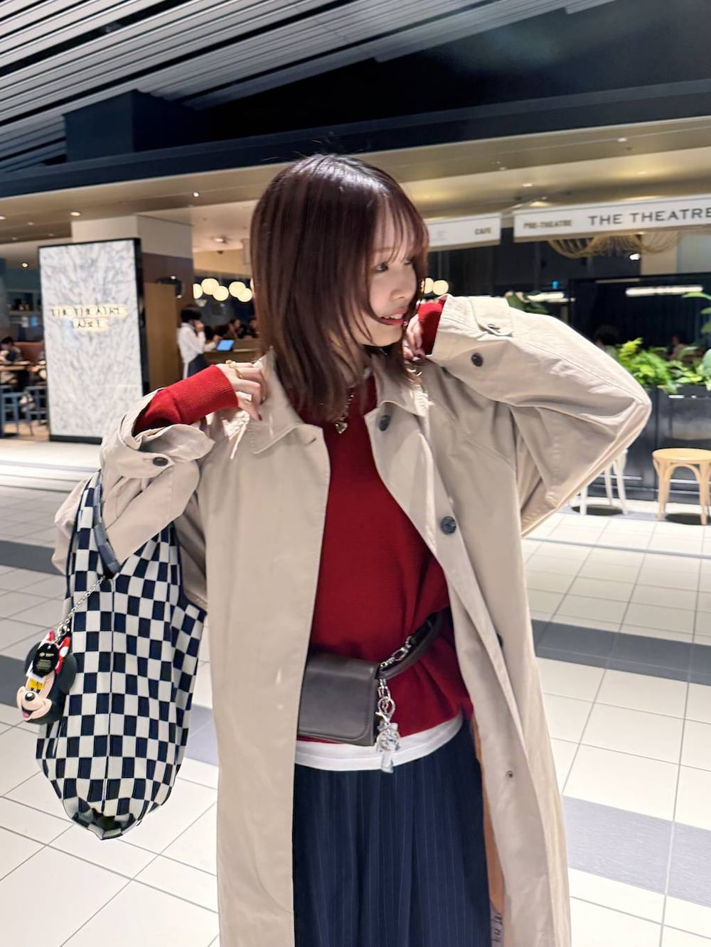 ブルー系のその他パンツ、ブラック系のパンプス、ベージュ系のステンカラーコートを着用したレディースの春コーディネートの2枚目の写真