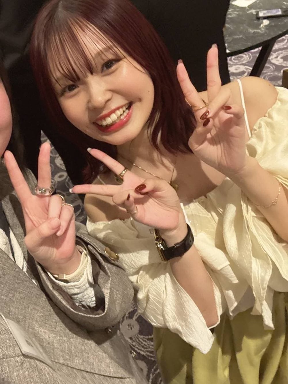 ブラック系のパンプス、ゴールド系のリングを着用したレディースの春コーディネートの4枚目の写真