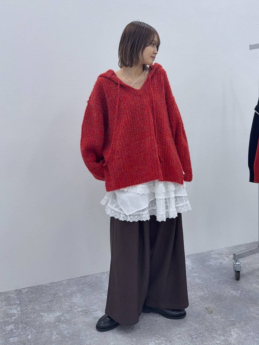 ブラウン系のその他パンツ、ブラック系のローファー、ホワイト系のスカートを着用したレディースの秋コーディネートの6枚目の写真