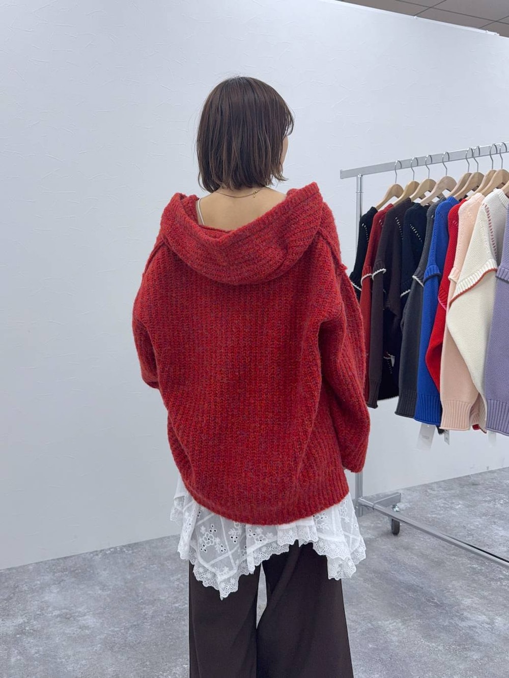 ブラウン系のその他パンツ、ブラック系のローファー、ホワイト系のスカートを着用したレディースの秋コーディネートの2枚目の写真