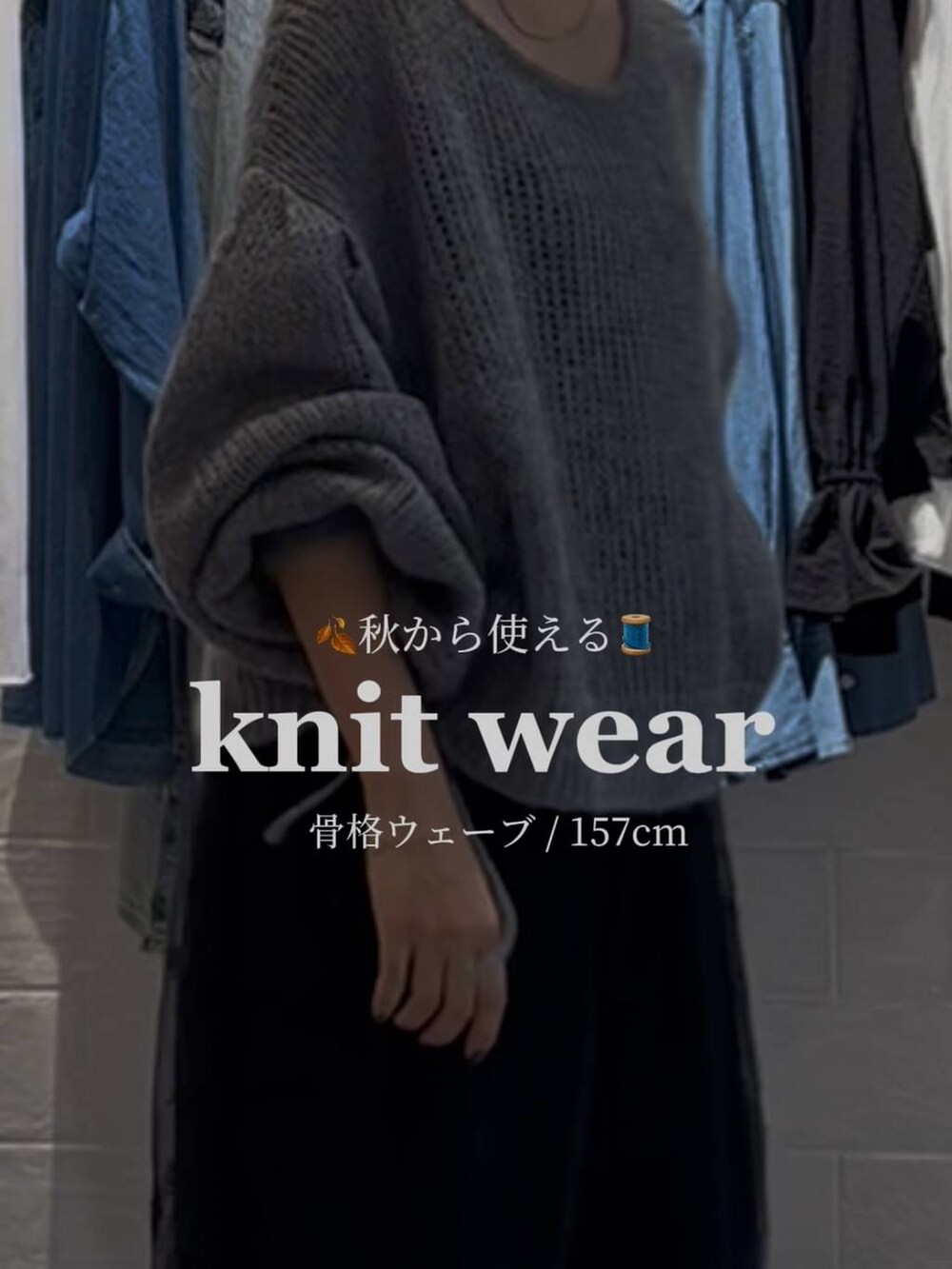 ホワイト系のスラックス、ブラック系のその他パンツ、ブラック系のキャミソールを着用したレディースの秋コーディネートの2枚目の写真