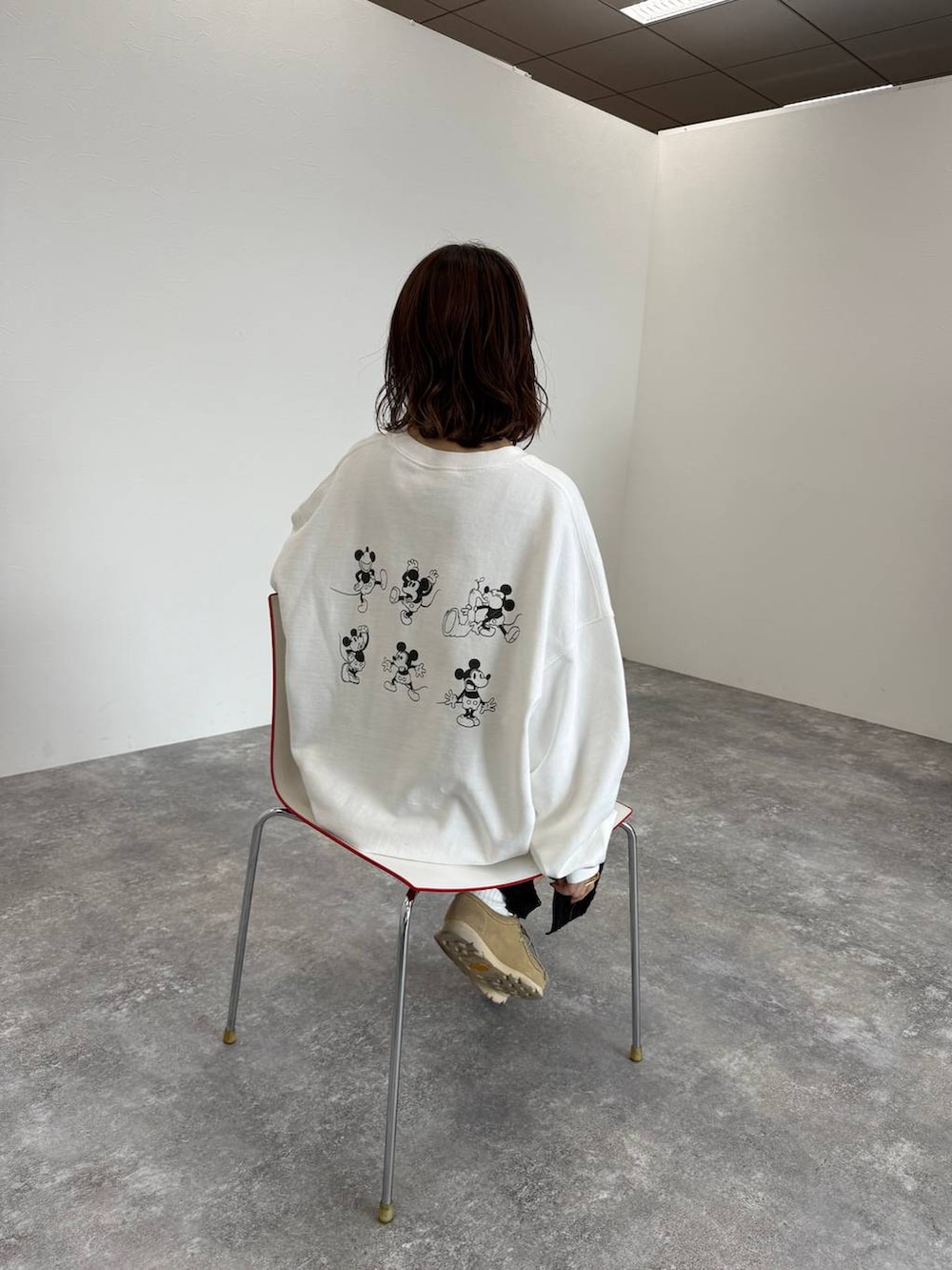 ブラック系のスカート、ホワイト系のスカート、ブラウン系のボディバッグ/ウエストポーチを着用したレディースの冬コーディネートの8枚目の写真