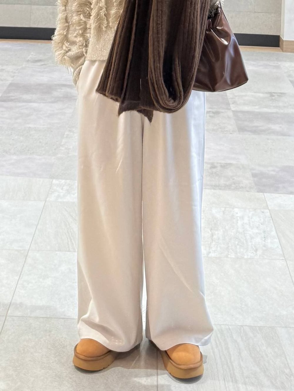 ホワイト系のその他パンツ、ホワイト系のキャミソール、ベージュ系のブーツを着用したレディースの秋コーディネートの5枚目の写真