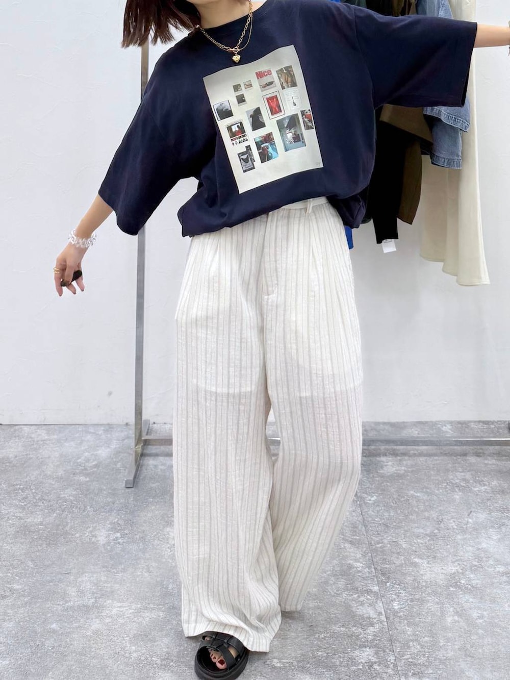 「女子会、ローリーズスタイル_LOWRYS FARM、カジュアル、LOWRYS FARM」｜「LOWRYS FARMのカンドウフィットグルカ 283656（サンダル、ブラック系）」を使った、なつきさん（レディース・157cm）の春コーディネートの3枚目の写真