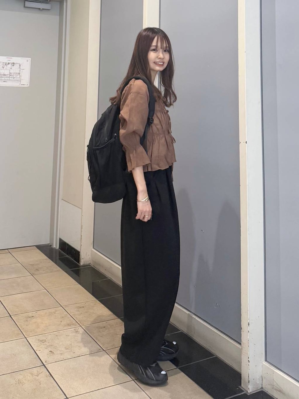 「女子会、ローリーズスタイル_LOWRYS FARM、カジュアル、LOWRYS FARM」｜「LOWRYS FARMのスタイルＵＰアシメショートキャミソール　 288807（キャミソール、ベージュ系）」を使った、なつきさん（レディース・157cm）の春コーディネートの2枚目の写真