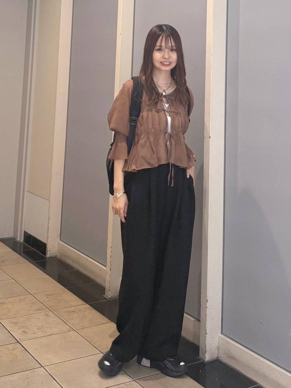 「女子会、ローリーズスタイル_LOWRYS FARM、カジュアル、LOWRYS FARM」｜「LOWRYS FARMのスタイルＵＰアシメショートキャミソール　 288807（キャミソール、ベージュ系）」を使った、なつきさん（レディース・157cm）の春コーディネートの4枚目の写真