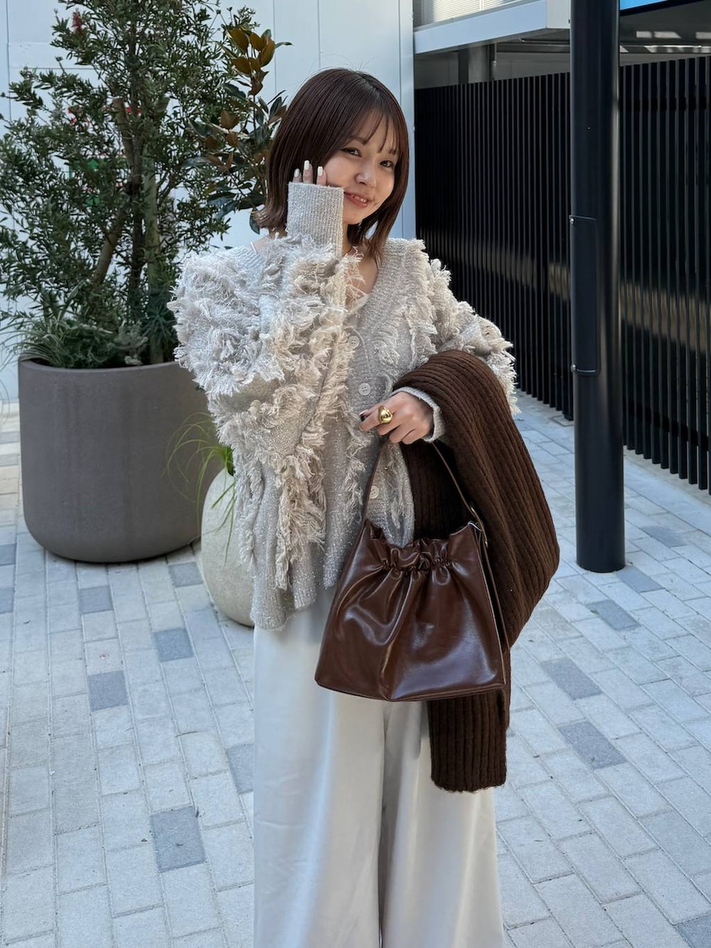 ホワイト系のその他パンツ、ホワイト系のキャミソール、ベージュ系のブーツを着用したレディースの秋コーディネートの10枚目の写真