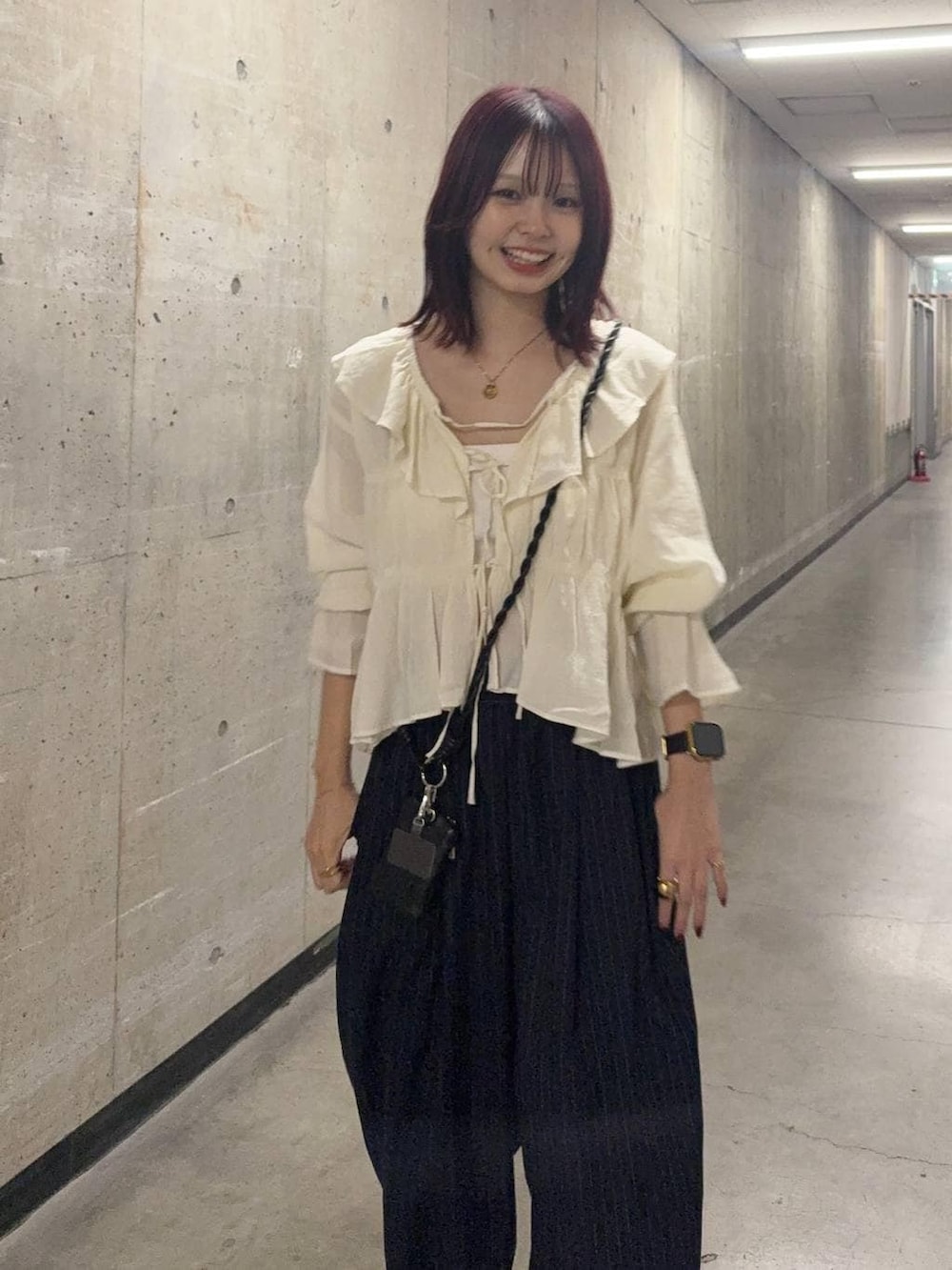 ブルー系のその他パンツ、ブラック系のパンプス、ホワイト系のシャツ/ブラウスを着用したレディースの春コーディネートの4枚目の写真