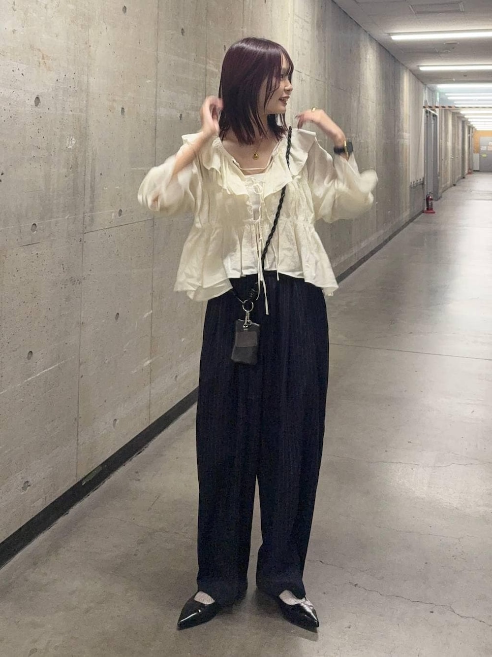 ブルー系のその他パンツ、ブラック系のパンプス、ホワイト系のシャツ/ブラウスを着用したレディースの春コーディネートの6枚目の写真