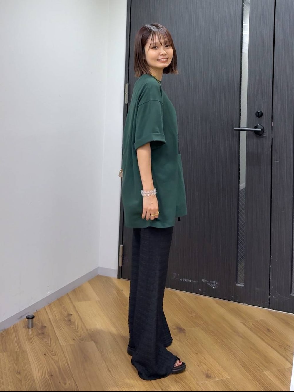 「女子会、ローリーズスタイル_LOWRYS FARM、カジュアル、LOWRYS FARM」｜「LOWRYS FARMのカンドウフィットグルカ 283656（サンダル、ブラック系）」を使った、なつきさん（レディース・157cm）の春コーディネートの4枚目の写真