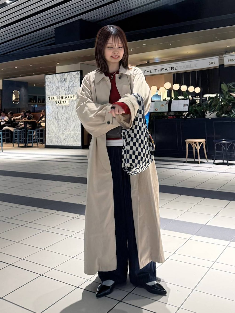 ブルー系のその他パンツ、ブラック系のパンプス、ベージュ系のステンカラーコートを着用したレディースの春コーディネートの4枚目の写真