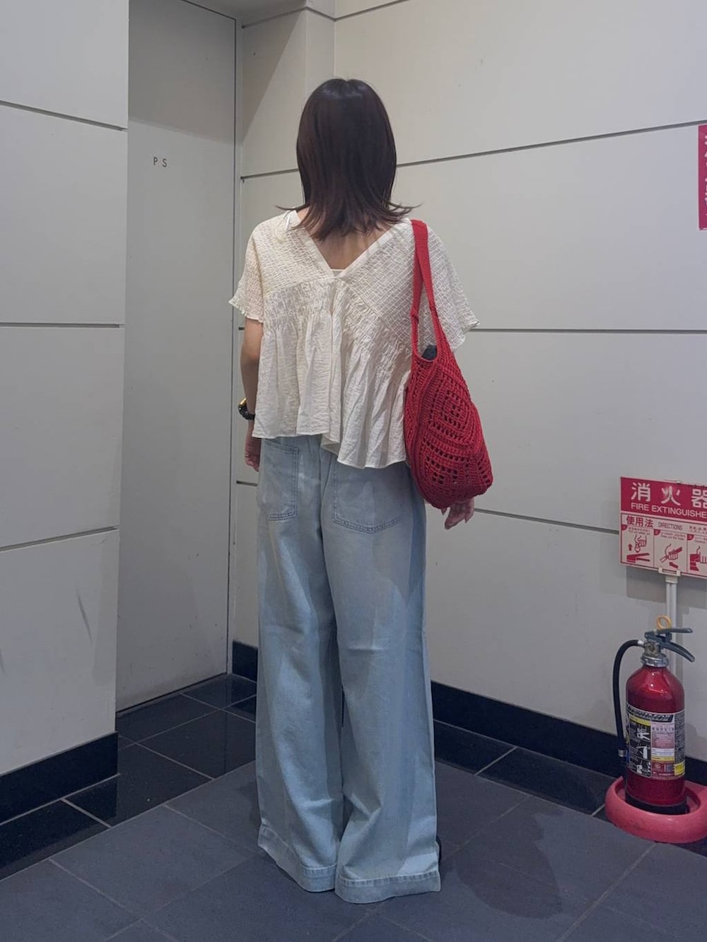 ブラック系のサンダル、ホワイト系のシャツ/ブラウス、ブルー系のデニムパンツを着用したレディースの夏コーディネートの3枚目の写真
