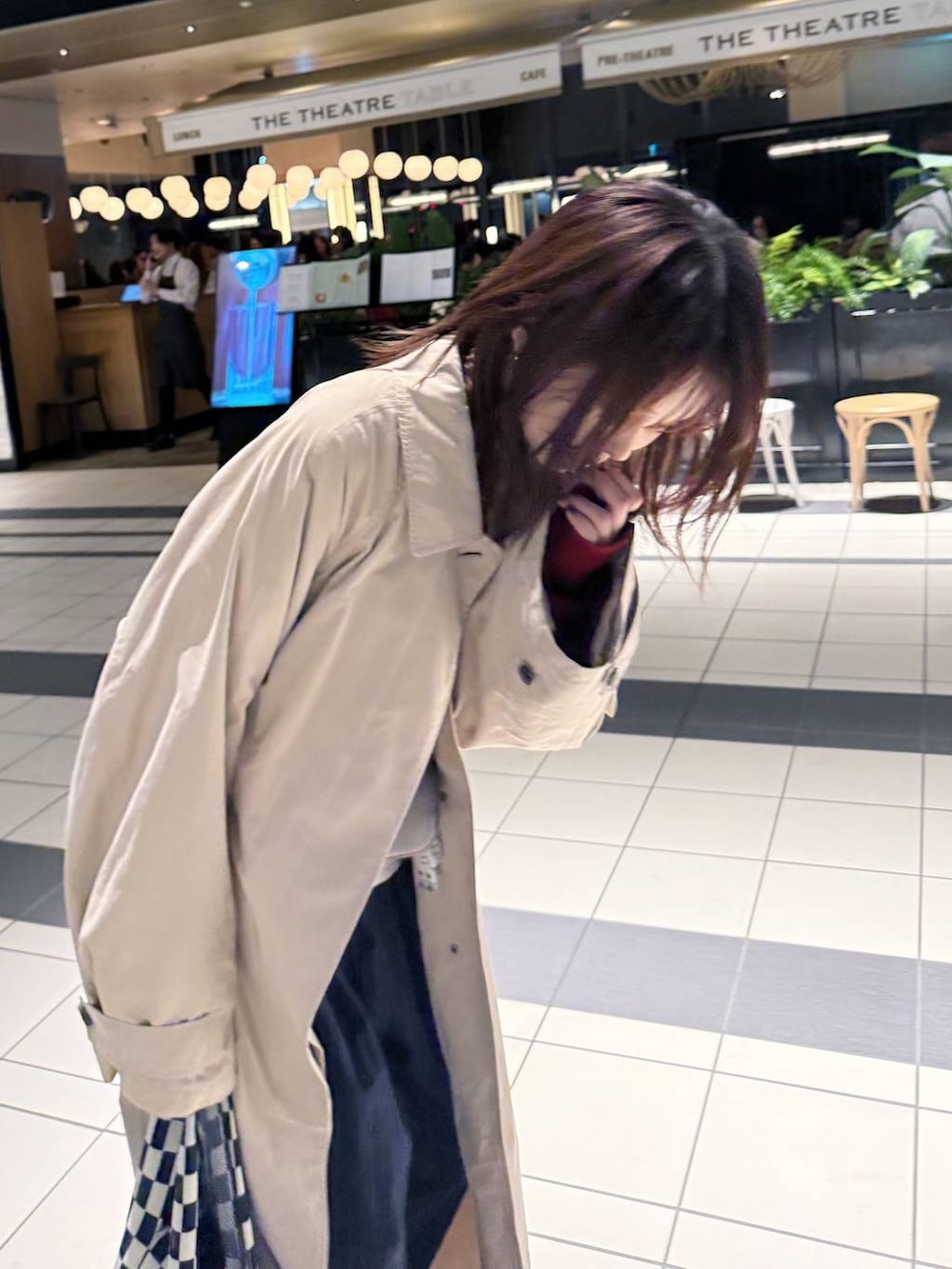 ブルー系のその他パンツ、ブラック系のパンプス、ベージュ系のステンカラーコートを着用したレディースの春コーディネートの7枚目の写真