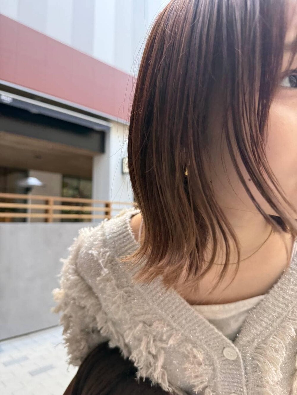 ホワイト系のその他パンツ、ホワイト系のキャミソール、ベージュ系のブーツを着用したレディースの秋コーディネートの4枚目の写真