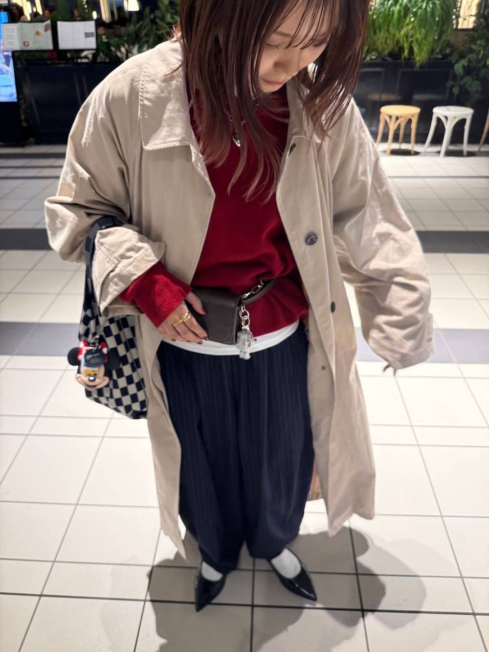 ブルー系のその他パンツ、ブラック系のパンプス、ベージュ系のステンカラーコートを着用したレディースの春コーディネートの10枚目の写真