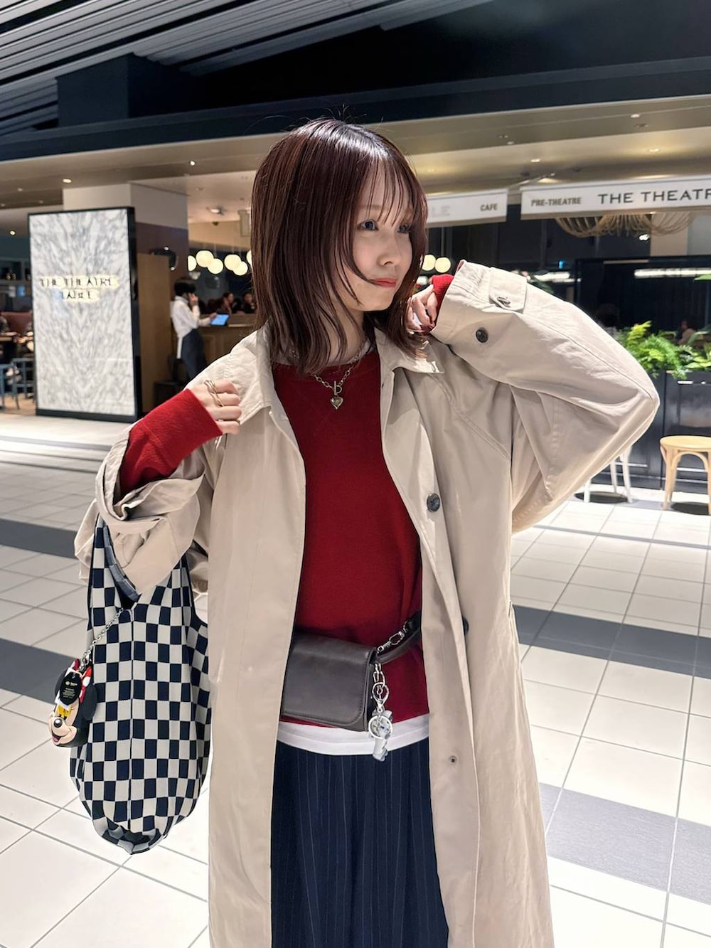 ブルー系のその他パンツ、ブラック系のパンプス、ベージュ系のステンカラーコートを着用したレディースの春コーディネートの3枚目の写真