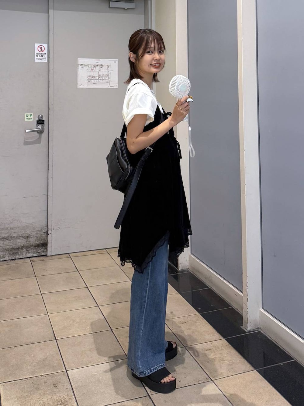 「女子会、ローリーズスタイル_LOWRYS FARM、カジュアル、LOWRYS FARM」｜「LOWRYS FARMのカンドウフィットニットサンダル 283661（サンダル、ブラック系）」を使った、なつきさん（レディース・157cm）の夏コーディネートの5枚目の写真