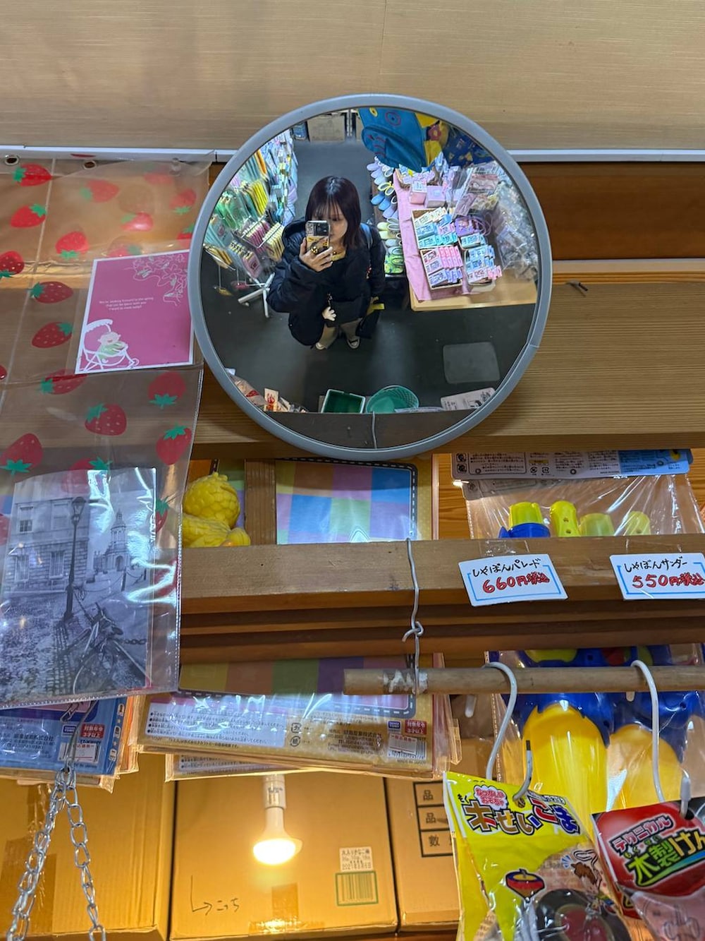 ブルー系のTシャツ/カットソー、ベージュ系のその他パンツを着用したレディースの冬コーディネートの2枚目の写真